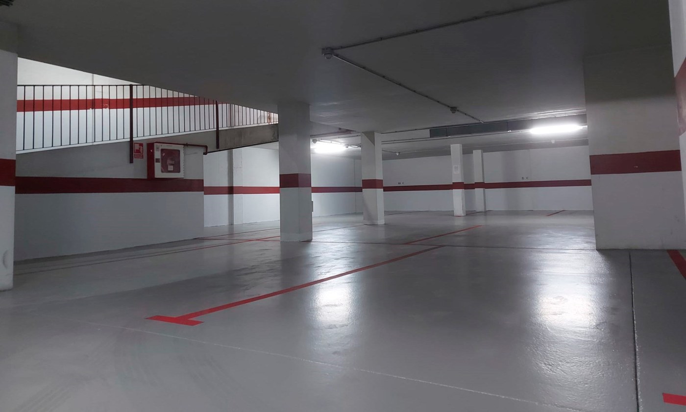 Pavimento epoxi de parking con señalización