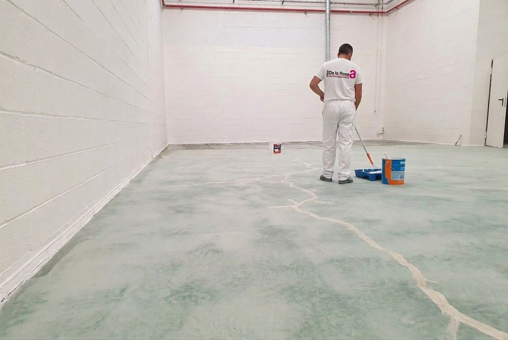 Pintura de pavimento industrial y reparación de grietas