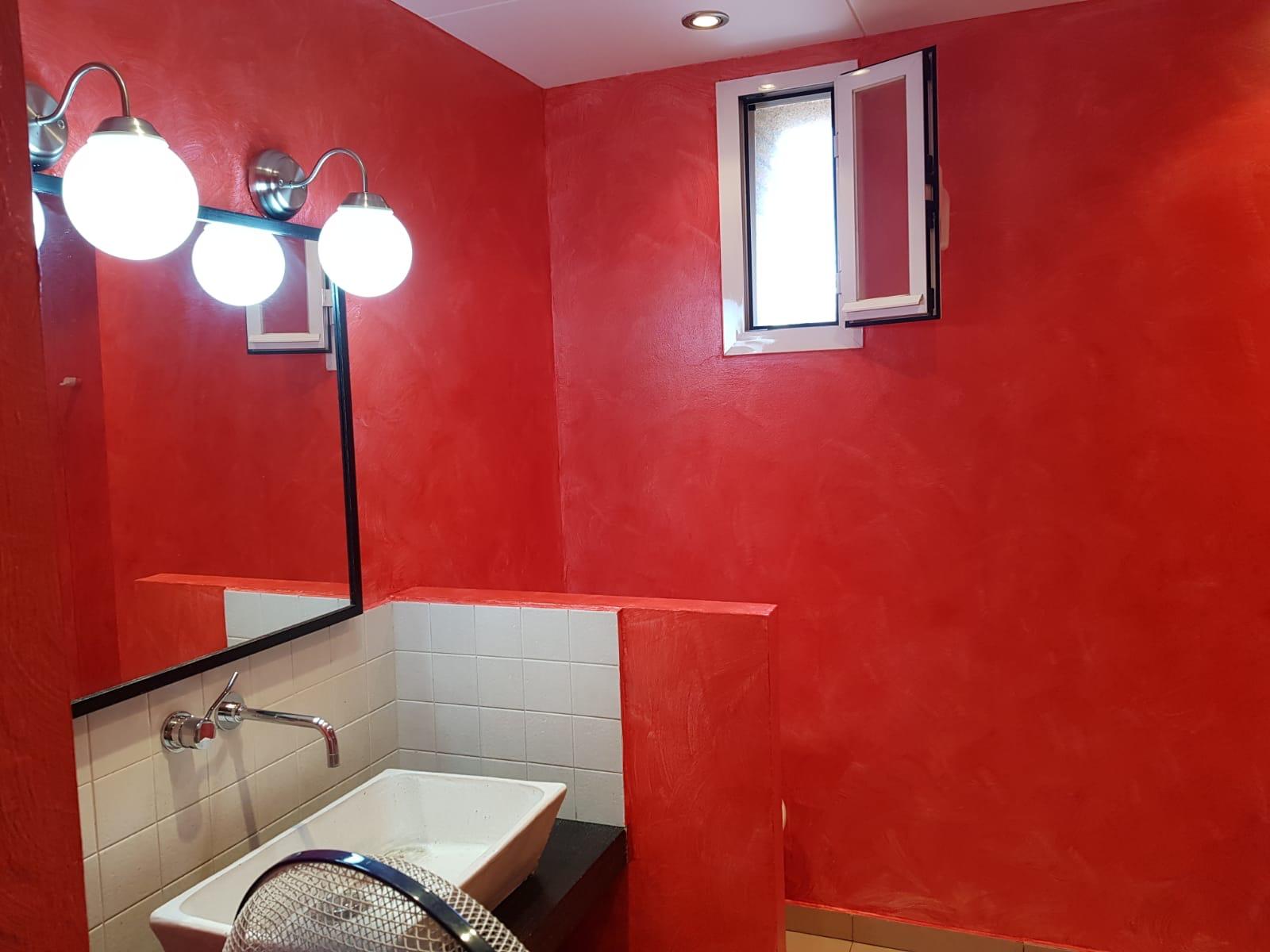 Pintura de baño rojo profesional