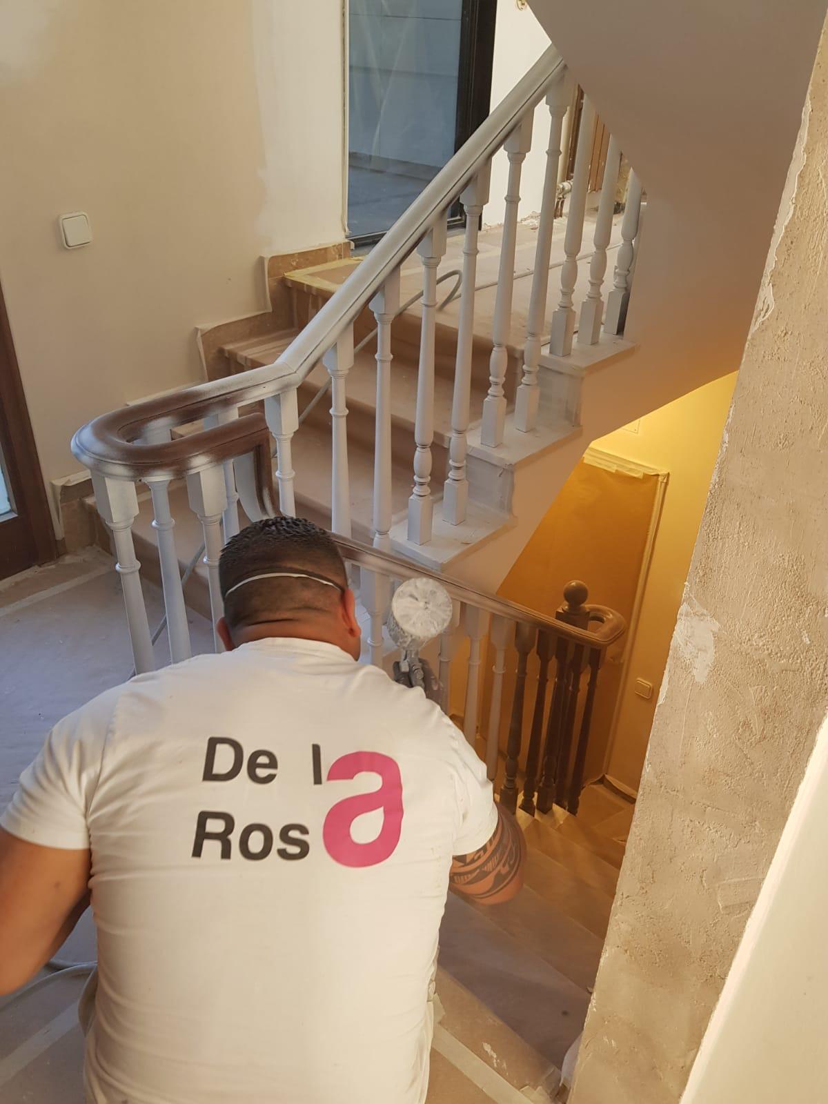 Escalera interior con pasamanos